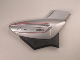 Щиток облицовочный боковой левый серебро, пластик Delta 200