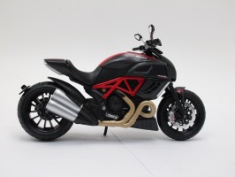 Модель мотоцикла Ducati Diavel Carbon 1:12