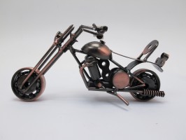 Модель мотоцикла хендмейд, металлический под медь, без спидометра, со спинкой, с украшением для фары