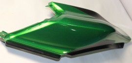 Пластик задний с наклейкой, левый, зеленый BAJAJ Dominar 400