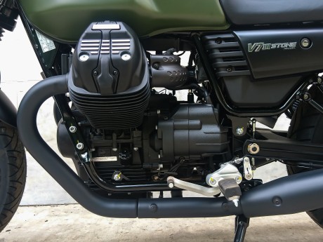 Мотоцикл Moto Guzzi V7 III Stone (15270845566405)
