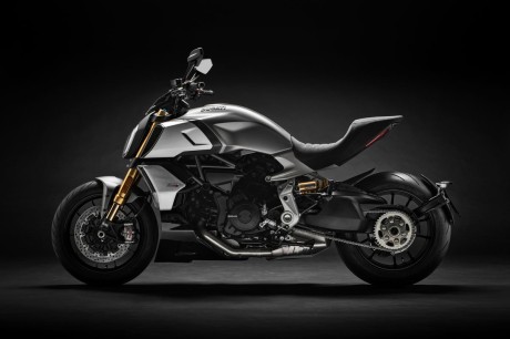 Мотоцикл DUCATI Diavel 1260 S - Sandstone Grey (15819347425662)