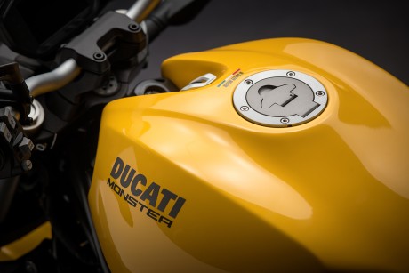 Мотоцикл DUCATI Monster 821 - Ducati Yellow (15819413484785)