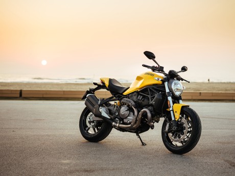 Мотоцикл DUCATI Monster 821 - Ducati Yellow (15819413491816)