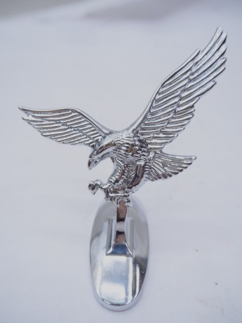 Эмблема на крыло Орел на охоте (хром) (16484640599071)