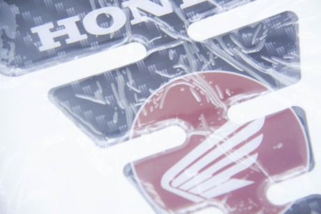 Наклейка защитная на бак "Хонда" псевдокарбон ZBNK 003 (16566887801305)