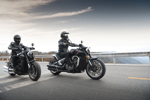 Мотоцикл GAOKIN THOR 1000 touring, Задняя подвеска описание с регулировкой по предварительный нагрузке и демпфированию. kyb