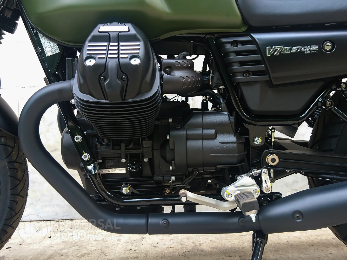 Мотоцикл MOTO GUZZI V7 III Stone ABS, Задняя подвеска описание литой легкосплавный маятник с 2 амортизаторами с регулировкой предварительного поджатия пружины
