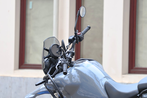 Мотоцикл Royal Enfield Himalayan 450 Mid Poppy Blu, Передний тормоз описание 320 мм, 2х-поршневой аксиальный суппорт + армированная магистраль bybre, abs