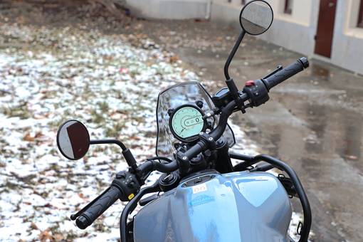 Мотоцикл Royal Enfield Himalayan 450 Mid Poppy Blu, Задний амортизатор showa с регулировкой преднатяга пружины, ход 200 мм