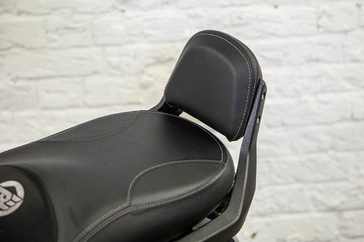 Мотоцикл Royal Enfield Super Meteor 650 Premium, Передний тормоз описание 320 мм, двухпоршневой плавающий суппорт